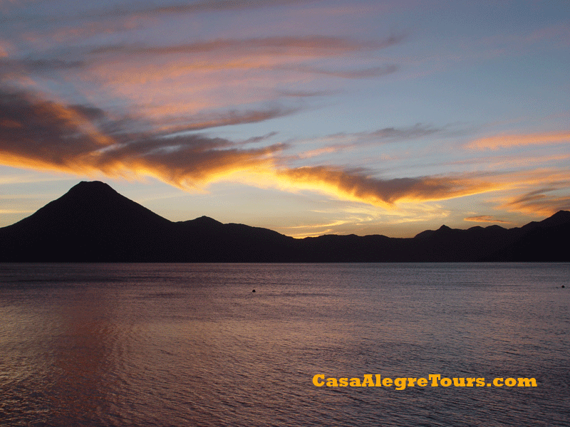 Lago Atitlan, el lago mas bello del mundo, rodeado de majestuosos volcanes