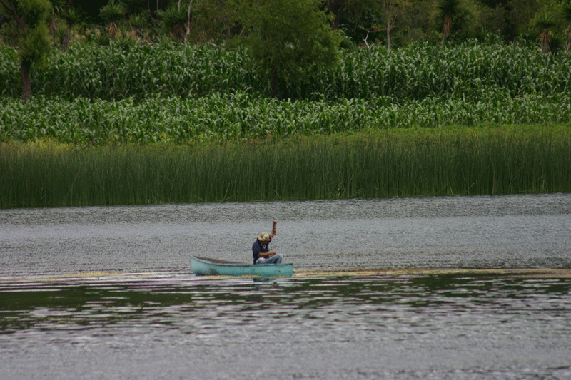 Pesca Artesanal Atitlan en Cayuco de madera