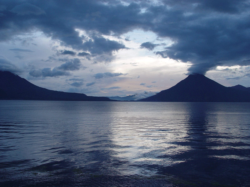 Lago Atitlan, el lago mas bello del mundo, rodeado de majestuosos volcanes